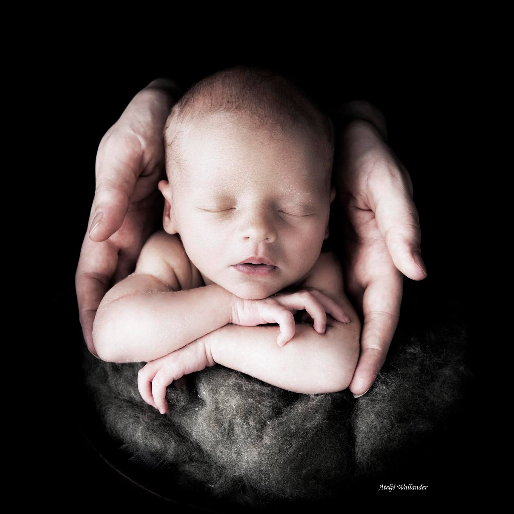 Nyföddfotografering på en bebis